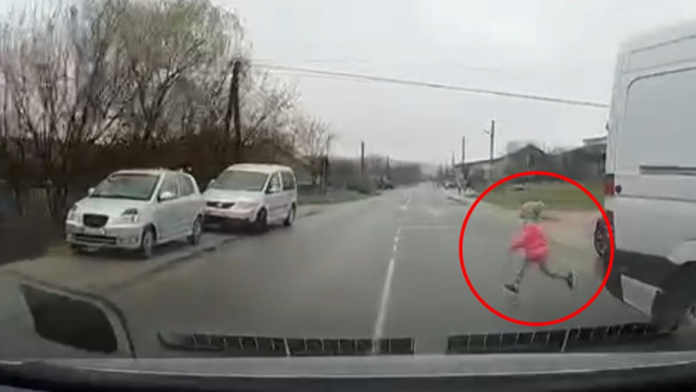 O fetiță a fost la un pas de a ajunge sub roțile unui automobil
